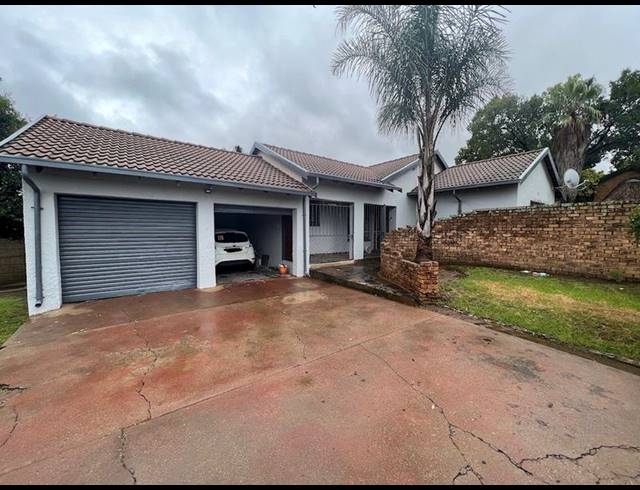 3 BEDROOM HOUSE FOR SALE IN BIRCHLEIGH NORTH